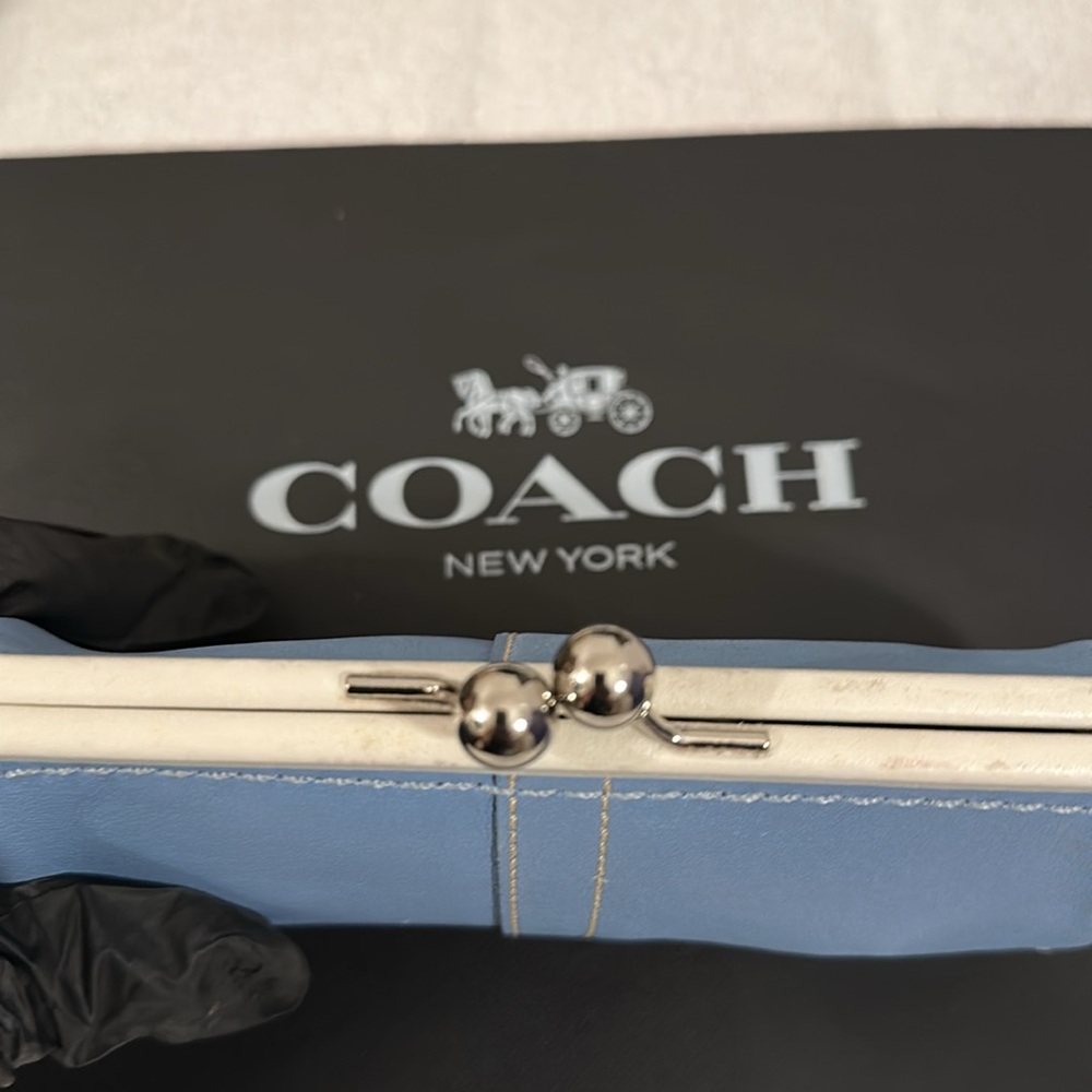 Coach Blue and White kiss lock Women's wristlet - Picture 10 of 15